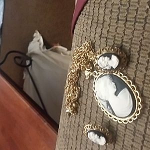 Beautiful  woman necklace  two earrings